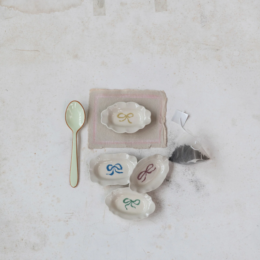 Scalloped Dish with Bow image 5