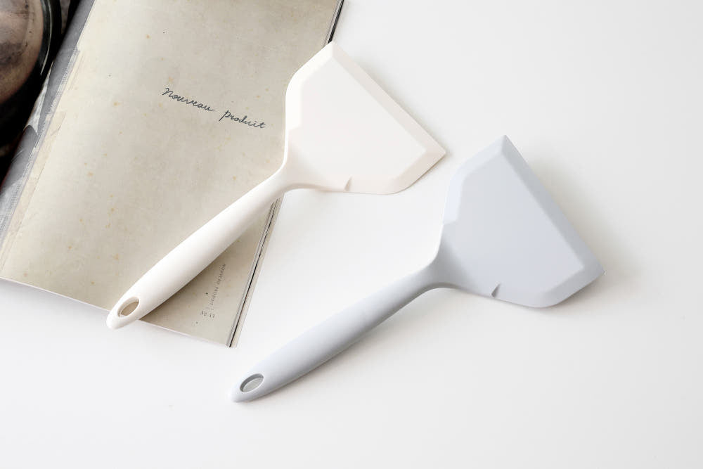 Silicone Egg Roll Turner image 4